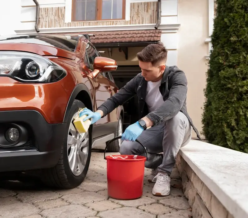 Lavage auto à domicile Curzay-sur-Vonne : professionnel intervenant sur un véhicule